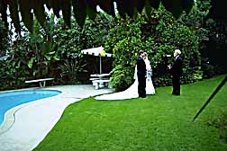 wedding-photo-in-garden