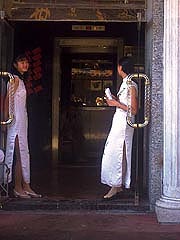 girls-at-entrance
