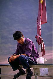 yangtze-boy-with-flag