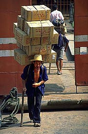 yangtze-heavy-loaded-men