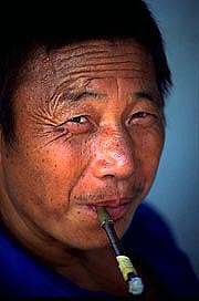 yangtze-men-with-pipe