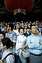 asakusa-people-under-lantern.jpg