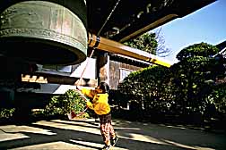kamakura-boy-toss-bell