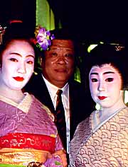 kyoto-maiko-with-customer