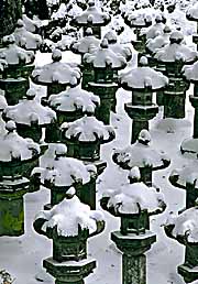 nikko-stone-lanterns