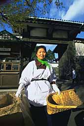 imperial-palace-obasan-with-basket