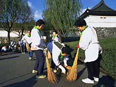 imperial-palace-obasan-with-brooms-1