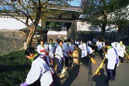 imperial-palace-obasan-with-brooms-2