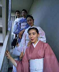 kimono-girls-on-stairs
