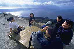 kozushima-girls-hiking-resting