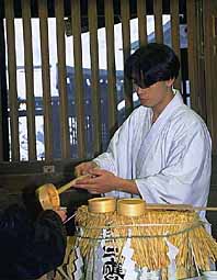 meiji-jingu-handing-sake