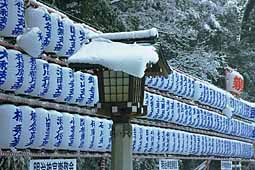meiji-jingu-lanterns-under-snow