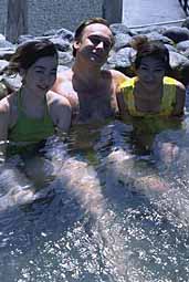 nijima-gaijin-with-2-girls-in-onsen