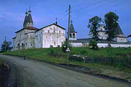 Road by Ferapontovo walls